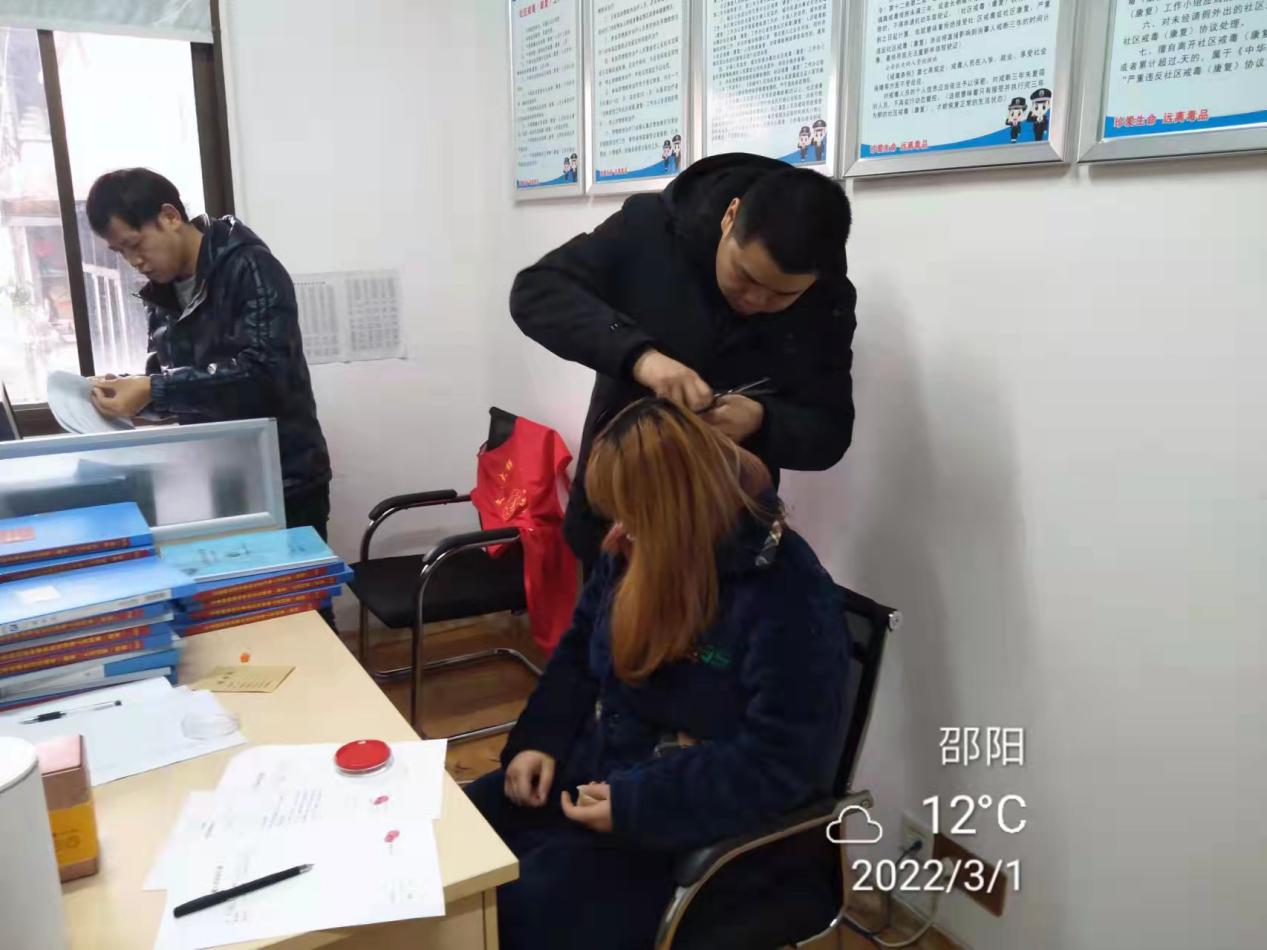 百春园街道开展社会面吸毒人员毛发检测工作